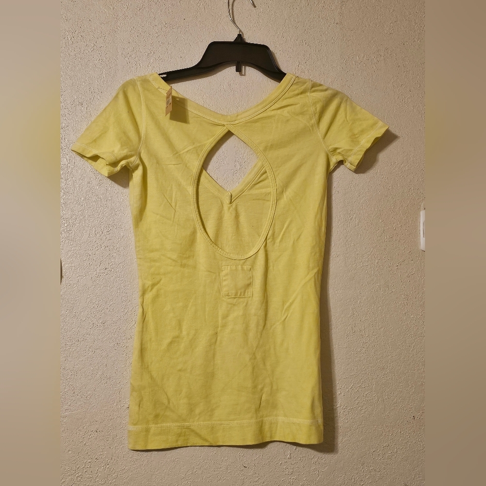 Hollister Women's Light Yellow V-Neck Tee - Picture 2 of 2
